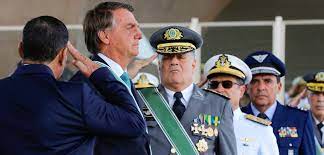 Segundo interlocutores, o general Freire Gomes teria participado de ao menos dez reuniões no Planalto e se colocado contra o envolvimento dos militares em uma intentona golpista. Na imagem, Jair Bolsonaro e General Marco Antônio Freire Gomes (Foto: Isac Nóbrega - PR)